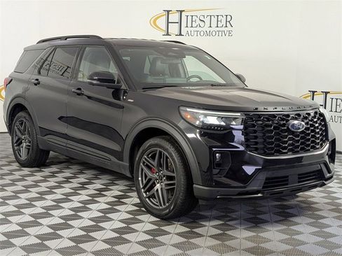 Used 2025 Ford Explorer ST-Line w/ ST-Line Street Pack image 2