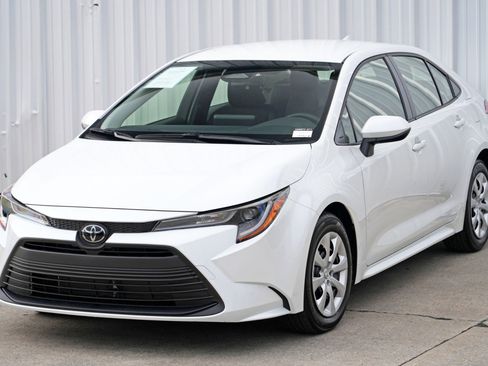 Used 2025 Toyota Corolla LE image 40