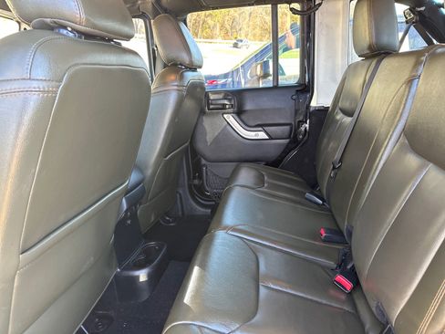 Used 2016 Jeep Wrangler Unlimited Sahara w/ Max Tow Package image 10