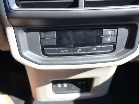 Used 2024 Volkswagen Atlas SE AWD/4WD image 17