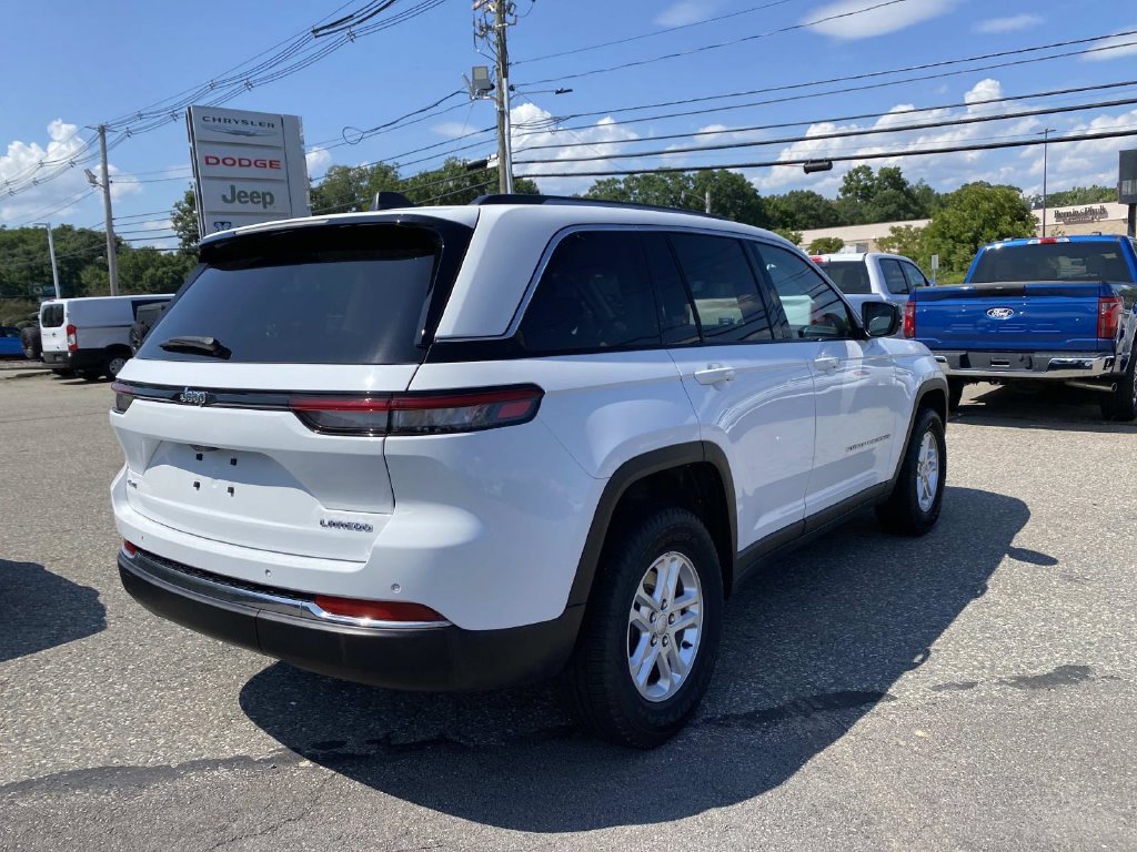 Used 2023 Jeep Grand Cherokee Laredo w/ Luxury Tech Group I AWD/4WD image 3