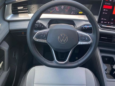 Used 2025 Volkswagen Tiguan SE image 3