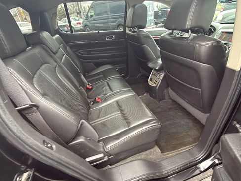 Used 2010 Lincoln MKT AWD image 16