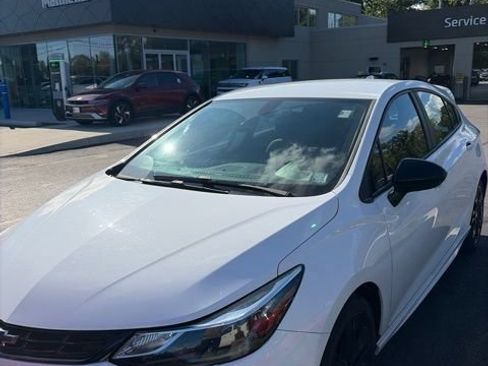 Used 2018 Chevrolet Cruze LT w/ Convenience Package FWD image 3