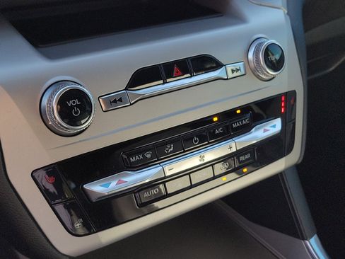 Used 2022 Ford Explorer XLT w/ Equipment Group 202A image 11