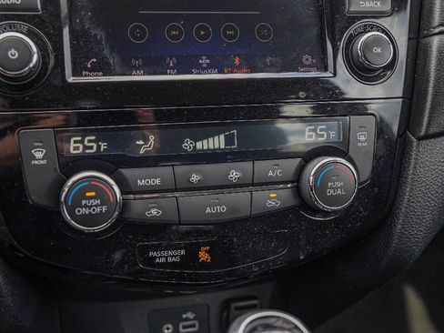 Used 2018 Nissan Rogue SV w/ Premium Package image 16