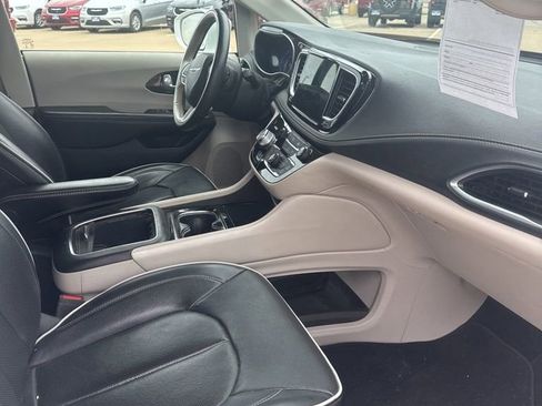 Used 2021 Chrysler Pacifica Limited AWD/4WD image 16