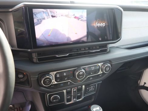 Used 2024 Jeep Wrangler Unlimited Sahara AWD/4WD image 15