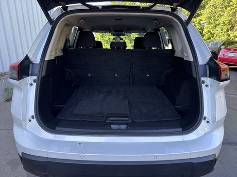 Used 2024 Nissan Rogue SV FWD image 11