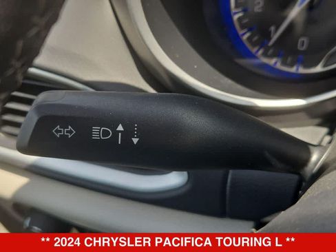 Used 2024 Chrysler Pacifica Touring-L FWD image 25