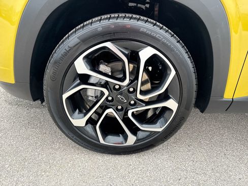 Used 2025 Chevrolet Trax RS w/ Sunroof Package FWD image 19