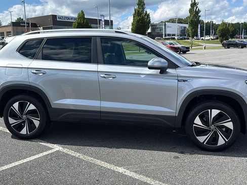Used 2023 Volkswagen Taos SE w/ Panoramic Sunroof Package AWD/4WD image 3