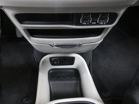 Used 2023 Chrysler Pacifica Touring-L FWD image 38