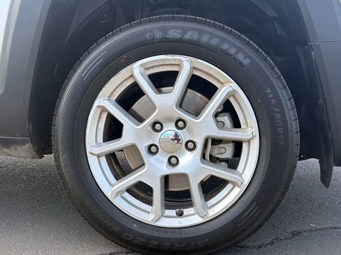 Used 2019 Jeep Renegade Latitude w/ Popular Equipment Group image 9