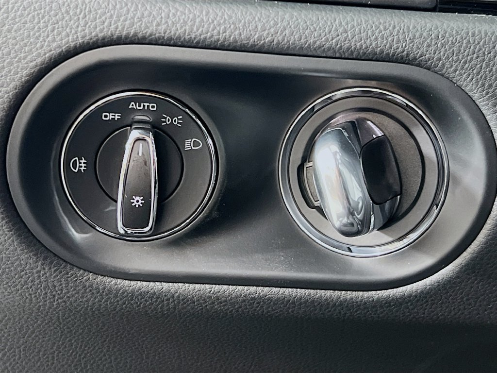 Certified 2026 Porsche Macan AWD/4WD image 11