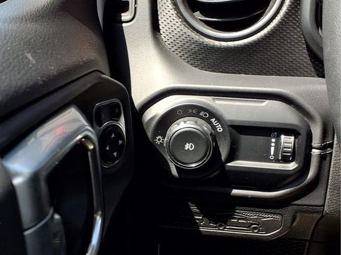 Used 2025 Jeep Wrangler Unlimited Rubicon AWD/4WD image 16