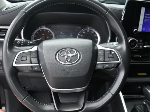 Used 2023 Toyota Highlander XLE FWD image 13
