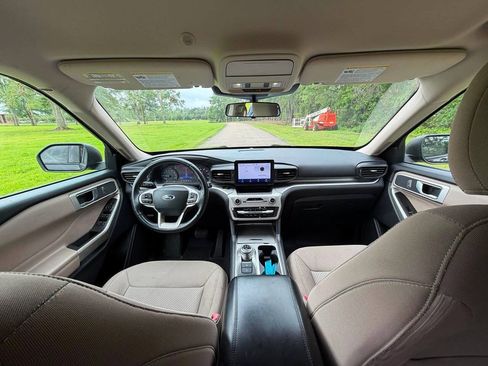 Used 2022 Ford Explorer XLT AWD/4WD image 5