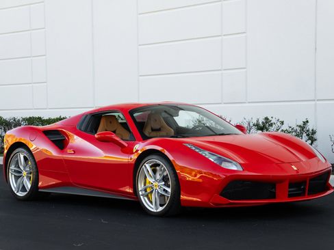 Used 2017 Ferrari 488 Spider image 4