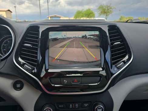 Used 2019 Jeep Cherokee Limited FWD image 21