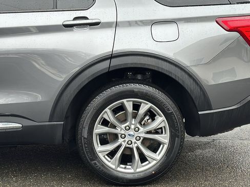 Used 2022 Ford Explorer XLT w/ Equipment Group 202A image 6