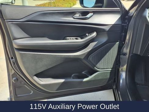 Used 2025 Jeep Grand Cherokee Altitude image 15