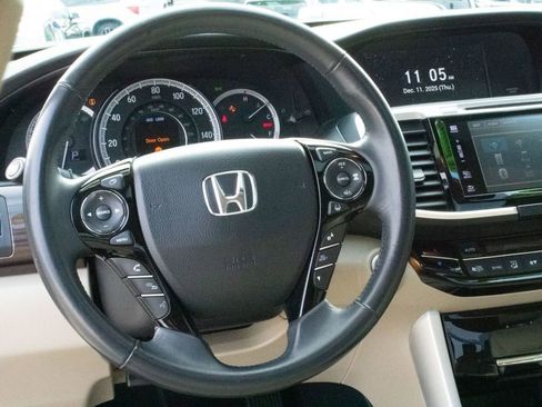 Used 2017 Honda Accord Touring image 13