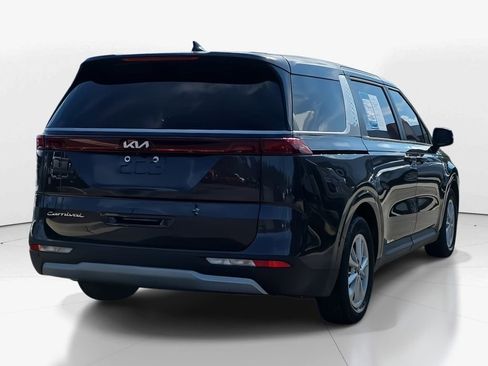 Used 2022 Kia Carnival LX image 5