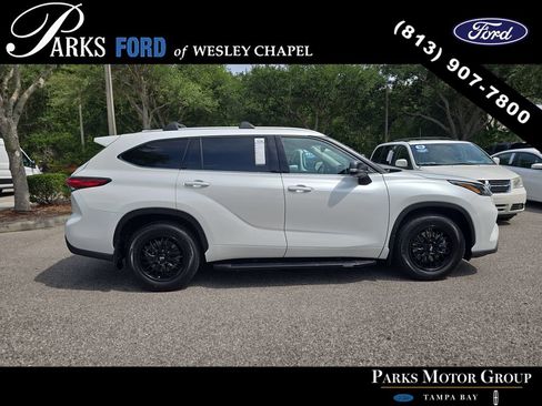Used 2022 Toyota Highlander XLE FWD image 3
