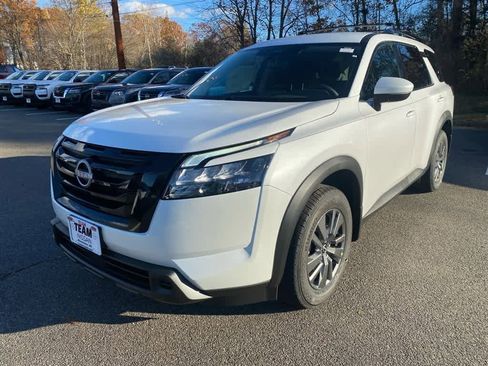 New 2025 Nissan Pathfinder SV image 3
