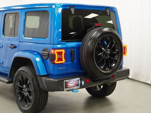 Certified 2024 Jeep Wrangler Unlimited Sahara w/ Technology Group AWD/4WD image 15