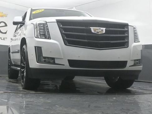 Used 2019 Cadillac Escalade Luxury image 3