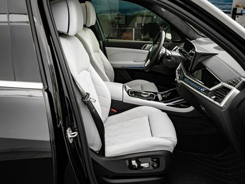 Used 2024 BMW X7 xDrive40i image 40