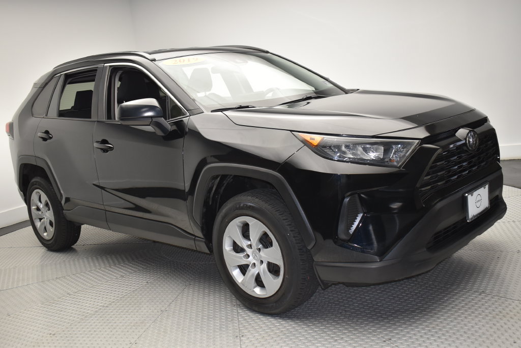 Used 2019 Toyota RAV4 LE FWD image 3