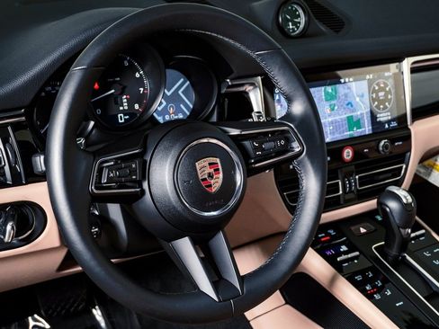 Certified 2025 Porsche Macan image 18