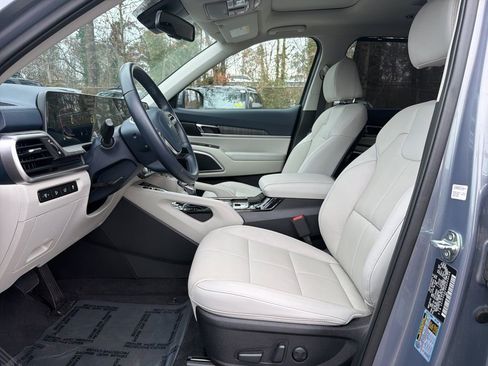 Used 2024 Kia Telluride EX w/ EX Captain's Chair Package image 17