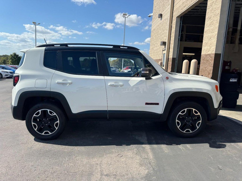Used 2016 Jeep Renegade Trailhawk w/ Popular Equipment Group AWD/4WD image 2