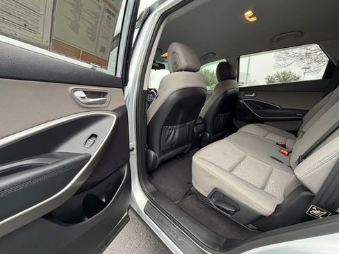 Used 2017 Hyundai Santa Fe SE image 18