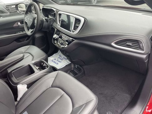 New 2026 Chrysler Pacifica Select image 13