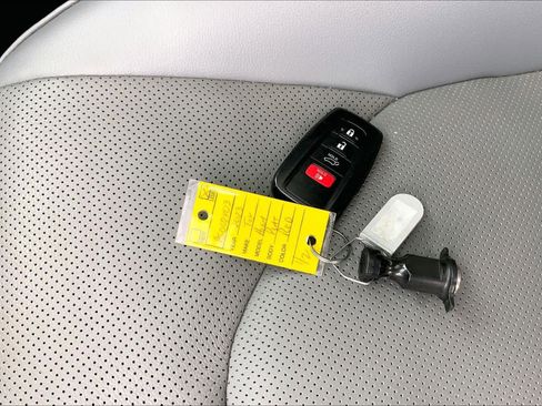 Used 2023 Toyota Highlander Limited FWD image 15