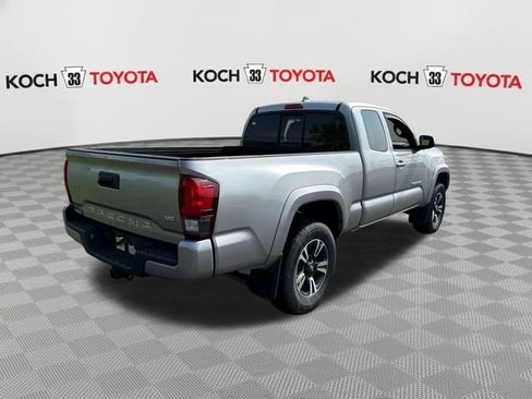 Used 2018 Toyota Tacoma TRD Sport AWD/4WD image 8