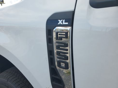New 2026 Ford F250 XL w/ XL Chrome Package image 9