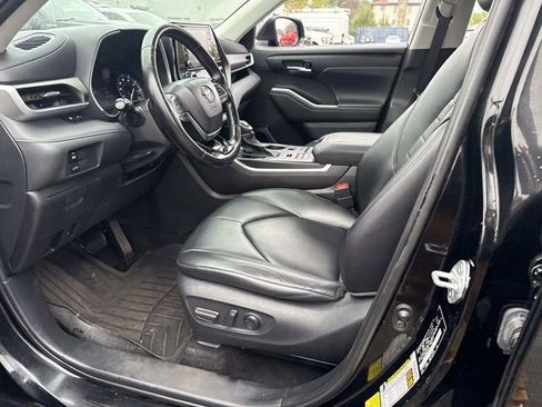 Used 2021 Toyota Highlander XLE image 25