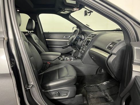 Used 2018 Ford Explorer XLT w/ Equipment Group 202A AWD/4WD image 18