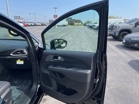 New 2026 Chrysler Pacifica Select image 14