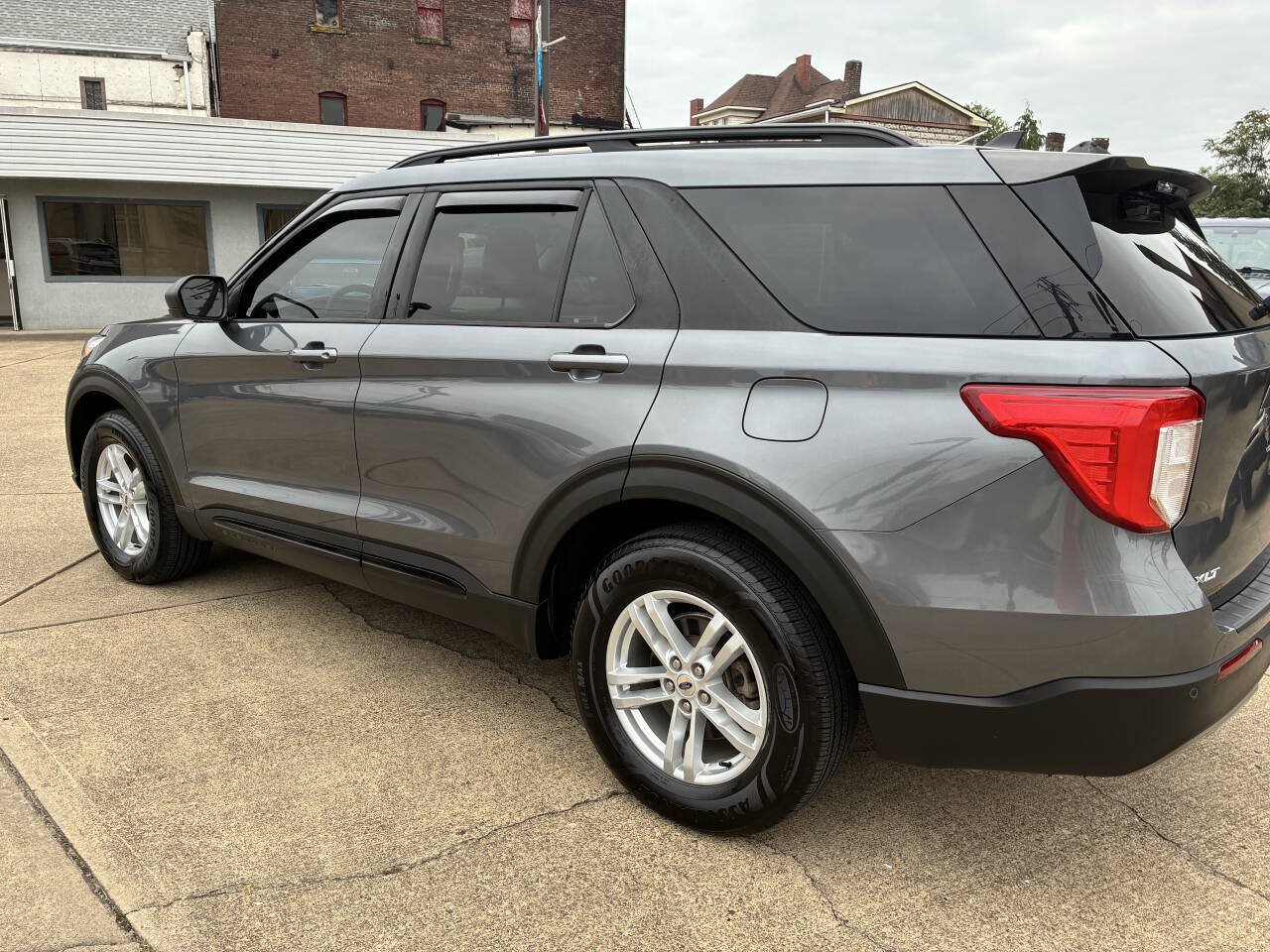 Used 2021 Ford Explorer XLT w/ Equipment Group 202A AWD/4WD image 8