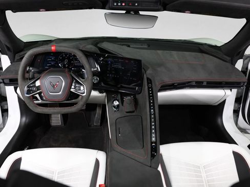 Used 2023 Chevrolet Corvette Stingray Premium Conv w/ Z51 Performance Package RWD image 32