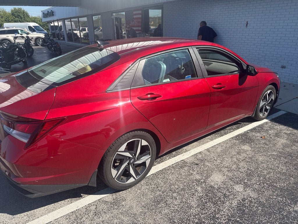 Used 2023 Hyundai Elantra SEL w/ Convenience Package FWD image 5