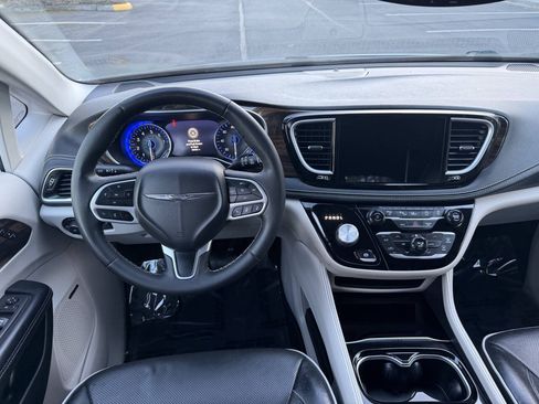 Used 2022 Chrysler Pacifica Limited FWD image 16