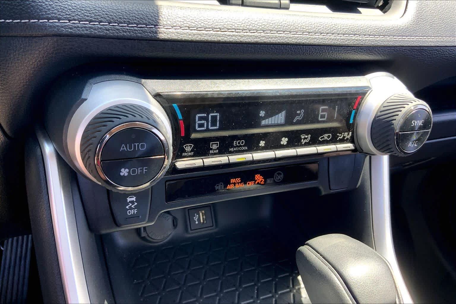 Used 2025 Toyota RAV4 LE AWD/4WD image 32